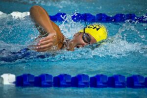 La natación tiene muchos beneficios para tu salud física. 